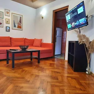 Peaceful Getaway - Generous 3-bedroom Sanctuary - Close To Historic Old Town Bucarest